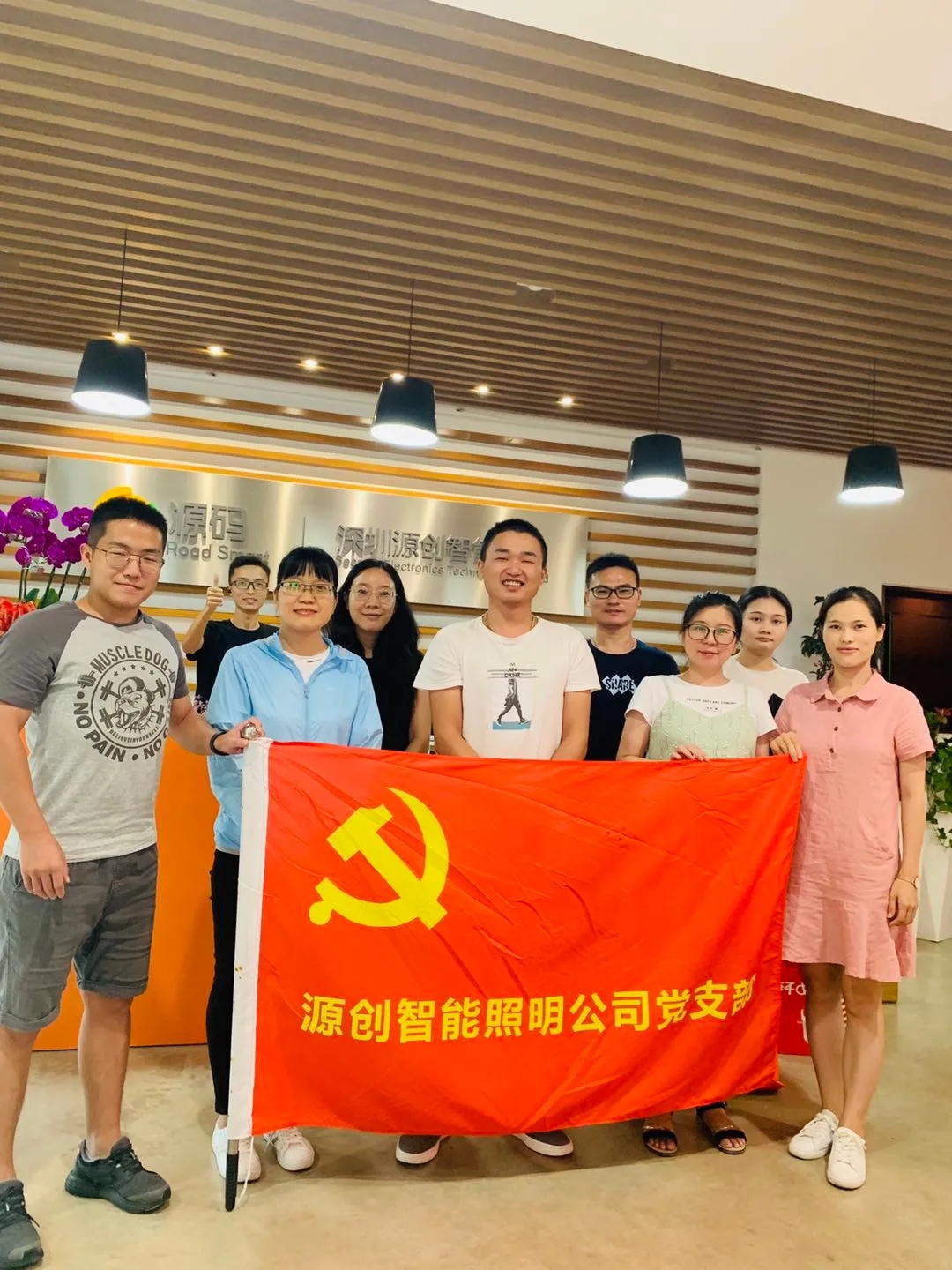 喜逢中秋加國慶，月圓家圓就團(tuán)圓